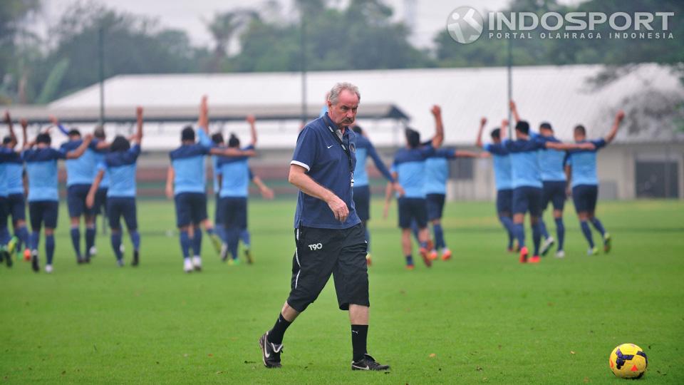 Alfred Riedl ketika memimpin sesi latihan Timnas di lapangan Sekolah Pelita Harapan, Karawaci, Tangerang, Senin (07/07/14).